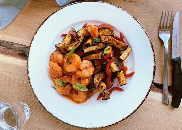 Garnelen mit Gemüse, Tomaten, mildem Chili und Basilikum