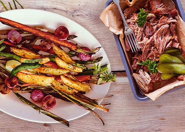 Pulled beef cheeks, sauce barbecue, grilled primavera veggies and potato wedges