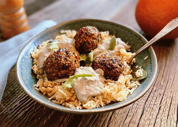 Boulettes potimarron pois chiche à la sauce aux champignons, riz parfumé
