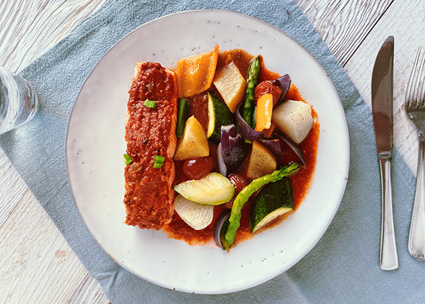 Saumon à la puttanesca, légumes de printemps croquants