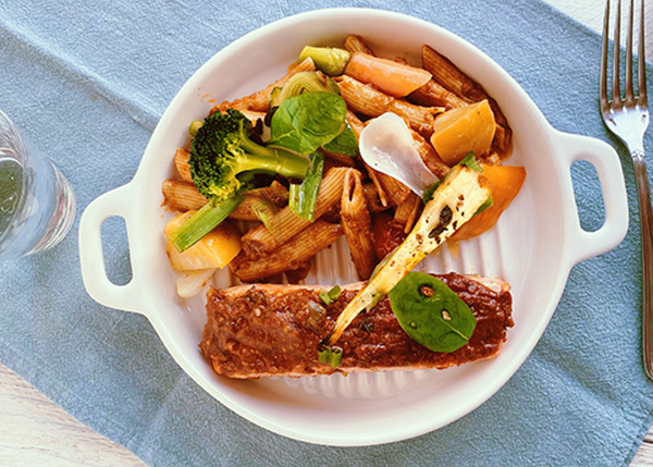 Lachs nach Puttanesca-Art mit Penne und knackigem Wintergemüse