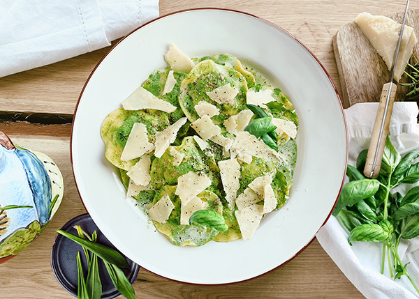 Ravioli mit Ricotta und Bärlauch, cremige Basilikumsauce