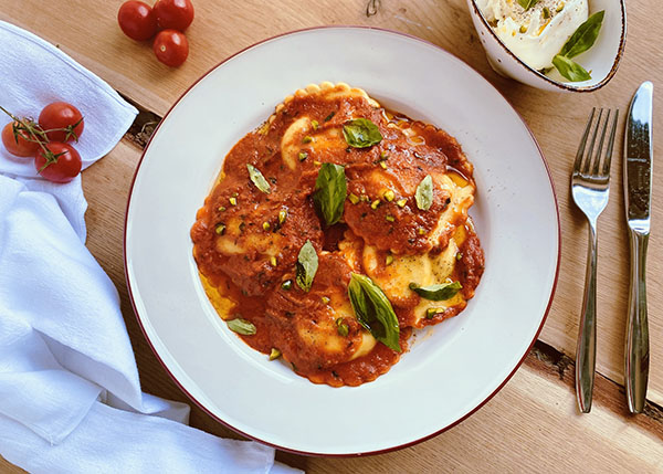 Ravioli ricotta et burrata, sauce tomate au basilic et pistaches