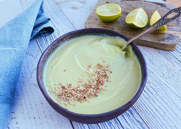 Romanesco-Kohlsuppe mit Sesam und Zitrone