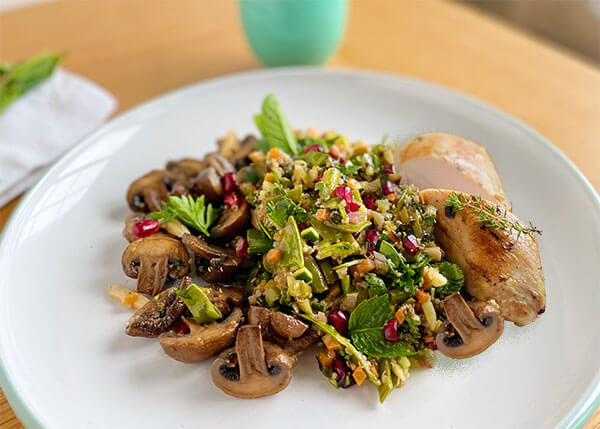 Salade croquante et volaille aux grenades