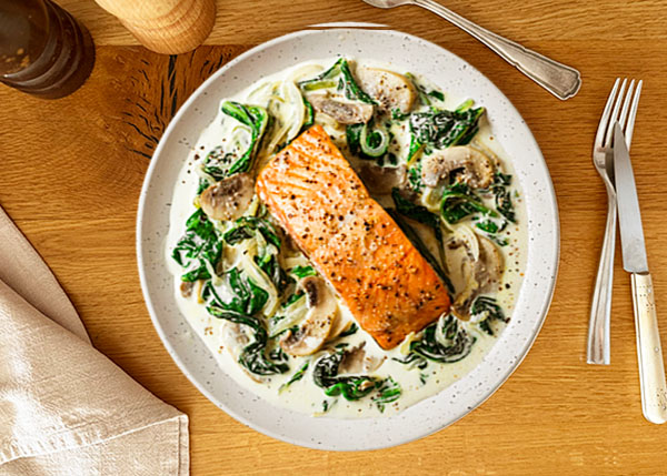 Gegrillter Lachs mit cremiger Spinat-Pilz-Sauce