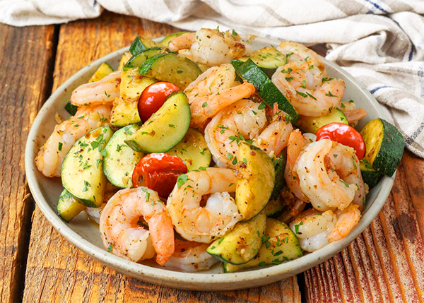 Garnelen, gebratene Zucchini und Kirschtomaten