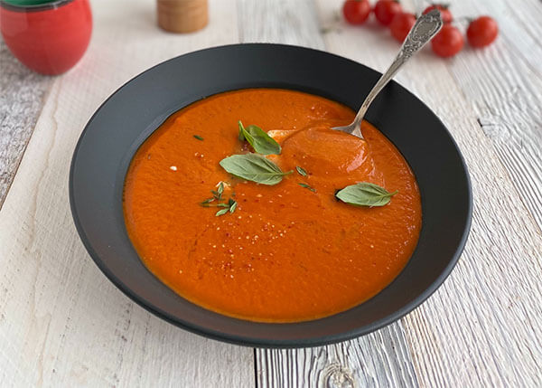 Rote Paprikasuppe mit süßem Chili