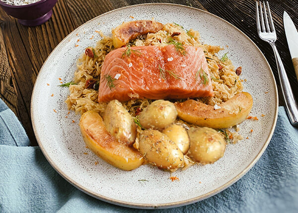 Geräucherter Lachs, Kohl mit Äpfeln und Kartoffeln
