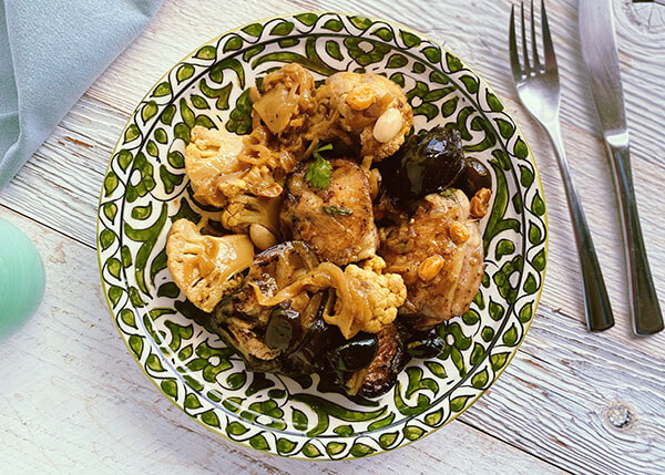 Tajine de poulet, amande, olive, chou-fleur et aubergine