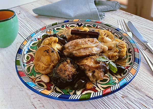 Tajine mit Huhn, Mandeln, Oliven, Blumenkohl, Kartoffeln und Aubergine
