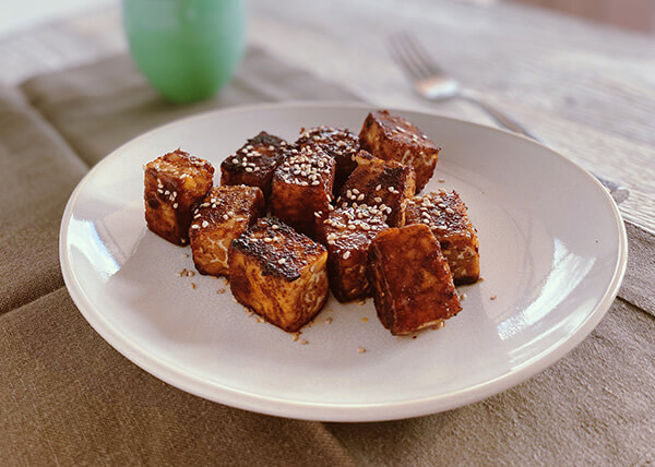 Gegrillter Tempeh, geräucherter Paprika und Sesam