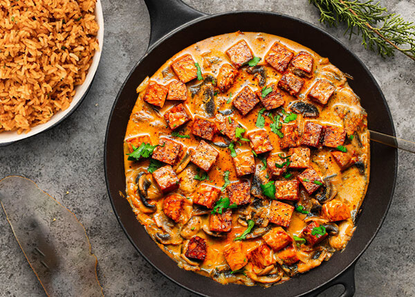 Spanish-style tempeh and mushrooms, creamy red pepper sauce and rice