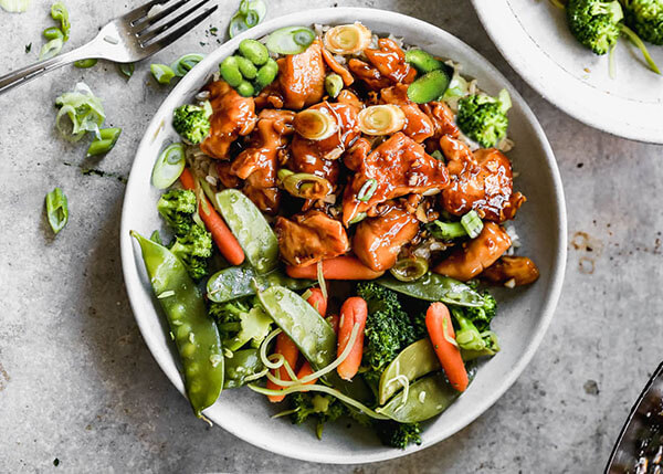Gebratenes Gemüse, Teriyaki-Huhn und Sesamsamen