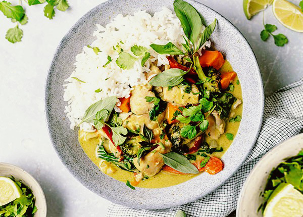 Thaï green chicken curry with baby vegetables and rice