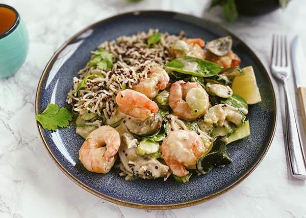 Curry mit grünen Garnelen, Babygemüse, Quinoa und Reis