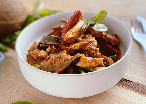 Thai-Rotkoch-Hühnchen mit gebratenem Gemüse