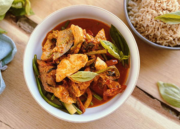 Poulet au curry rouge thaï, riz parfumé