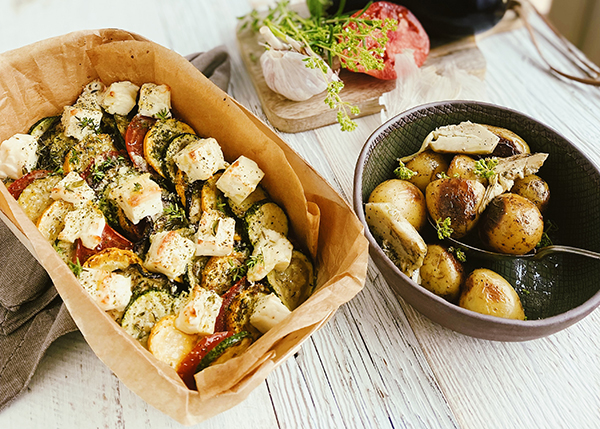 Gemüse-Tian mit zwei Zitronen, Feta, Artischocken und gebratenen Babykartoffeln