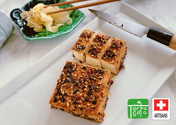 Tofu mit Teriyaki und Furikake bestreut