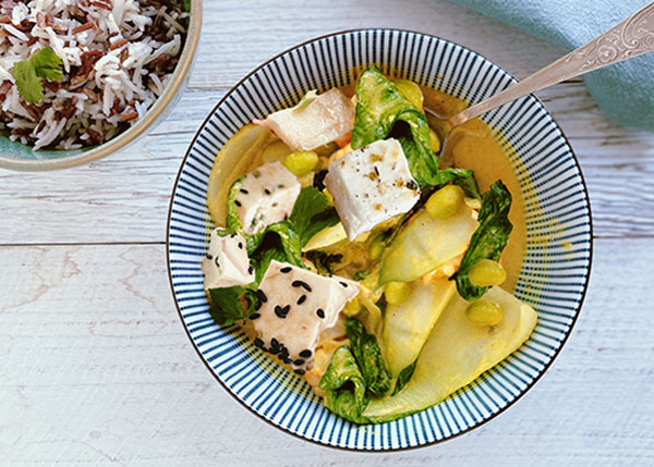Curry jaune de tofu, chou et navet à la citronnelle, riz intégral