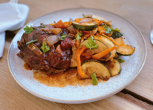 Ossobuco nach Mailänder Art mit Sommergemüse