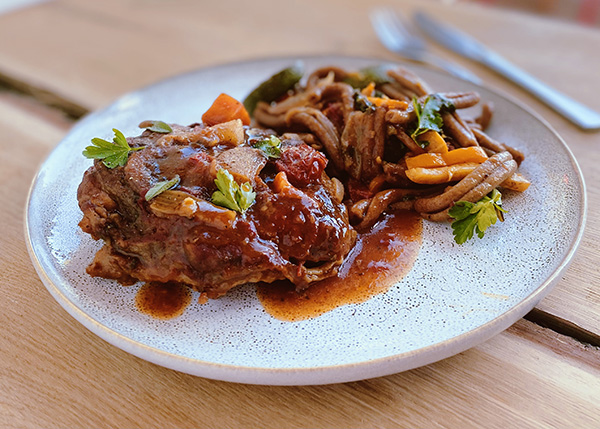 Ossobuco nach Mailänder Art, Casarecci-Nudeln mit Gemüse