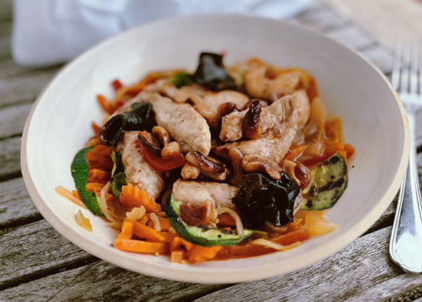Chicken with stir-fried vegetables, ginger and cashew nuts