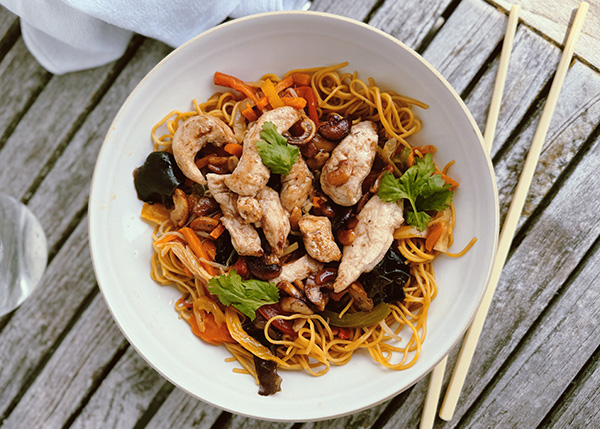Volaille et nouilles sautées au gingembre et legumes de printemps