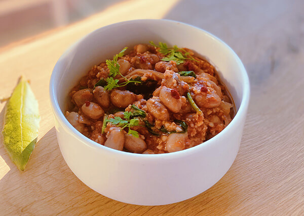 Weiße Bohnen mit Hirse und Tomatensauce