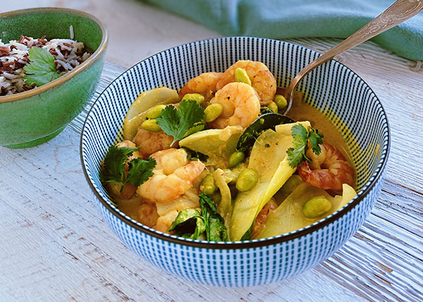 Yellow curry of prawns, cabbage and turnip with lemongrass, integral rice