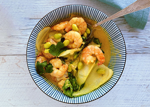 Curry jaune de gambas, chou et navet à la citronnelle