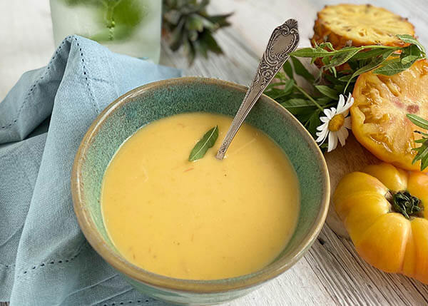 Gazpacho aus gelben Tomaten, Ananas und Eisenkraut