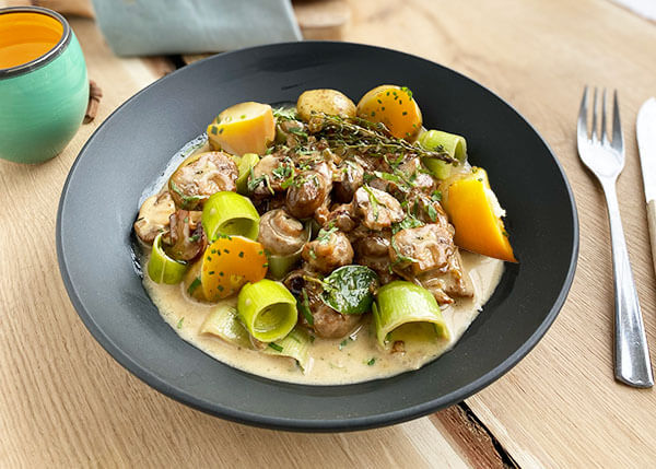 Emincé de volaille à la Zurichoise, légumes de saison