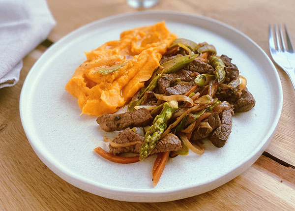 Rindfleischpfanne mit grünem Spargel und zitroniger Süßkartoffel