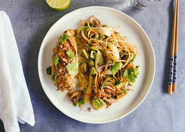 Volaille au satay, légumes sautés