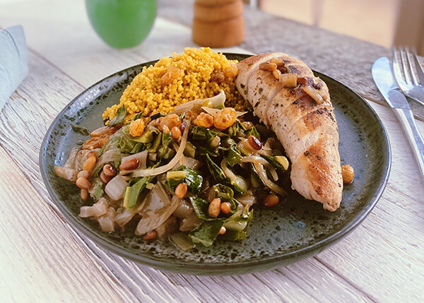 Lemon chicken breast, chops of chard with pine nuts and raisins, quinoa with turmeric