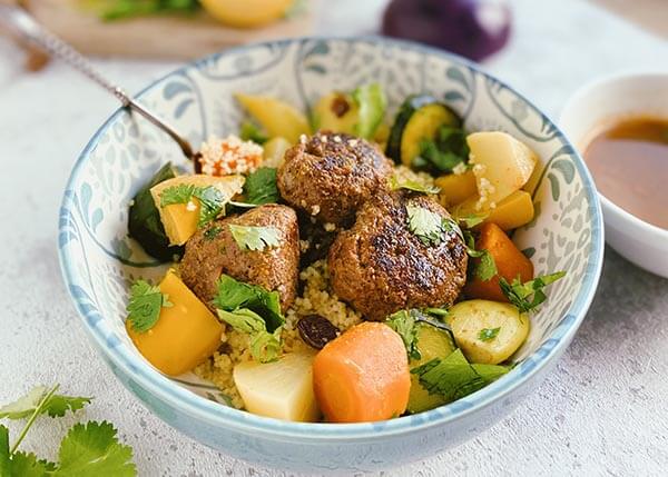 Couscous aux boulettes d'agneau et bœuf chermoula, semoule et légumes à la cannelle
