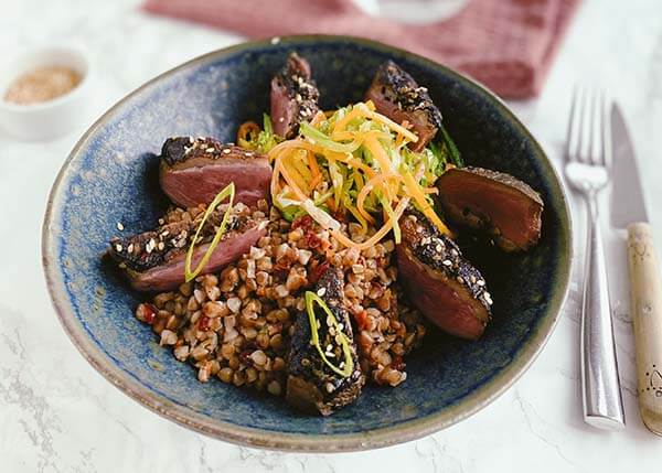 Filet de canard laqué, sarrasin aux baies rouges, salade de carottes coréenne