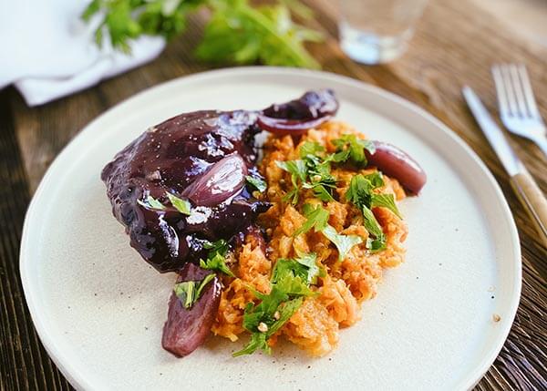Cuisse de canard confite aux échalotes, purée de légumes racines