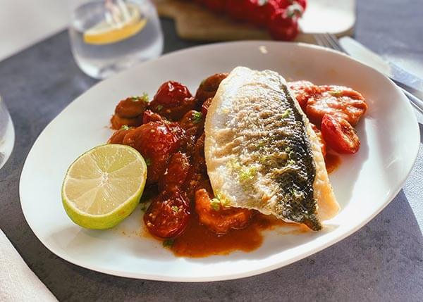 Filet de bar grillé, patate douce et sauce tomate fumée