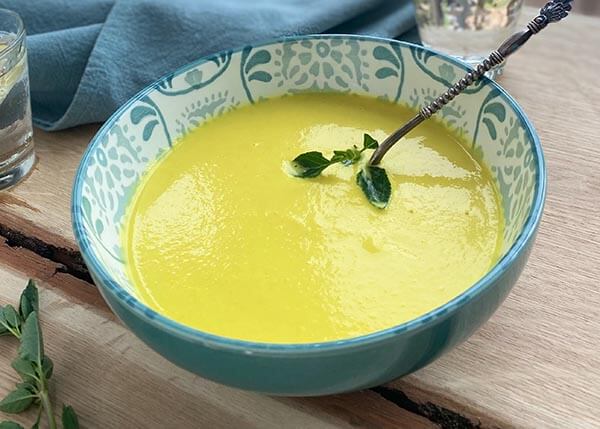 Gelbe Paprikasuppe mit Salbei