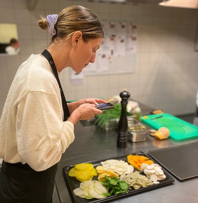 {{ value.expert_name_en }}