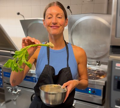 {{ value.expert_name_en }}