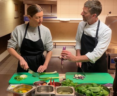 {{ value.expert_name_en }}