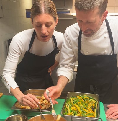 {{ value.expert_name_en }}