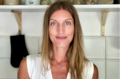 {{ value.expert_name_en }}