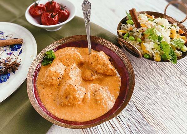 Indisches Butterhähnchen, Reis mit Fevetten und Karotten