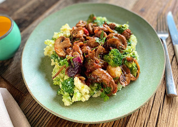 Pilzeintopf mit Kräutern, Brokkoli und Kartoffelpüree