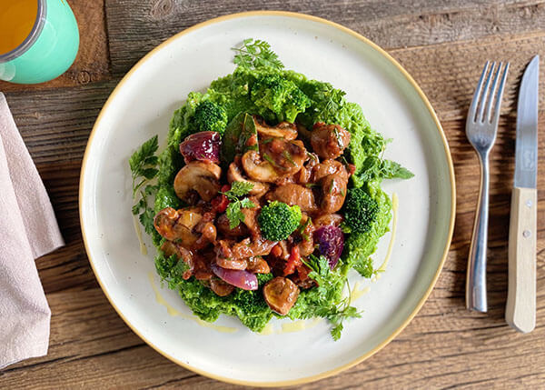 Cocotte de champignons herbacés, brocoli